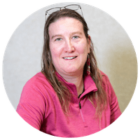 Portrait d'un membre de l'équipe dévouée de Pluri-elles Manitoba au service de la communauté.