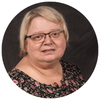 Portrait d'un membre de l'équipe dévouée de Pluri-elles Manitoba au service de la communauté.