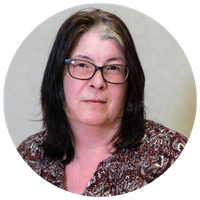 Portrait d'un membre de l'équipe dévouée de Pluri-elles Manitoba au service de la communauté.